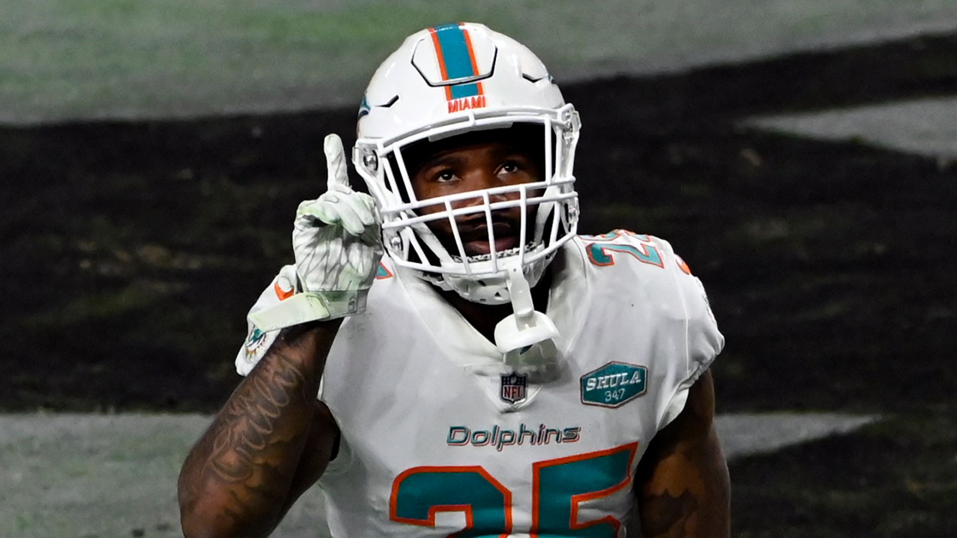 Dolphins' Howard absent at minicamp amid 'contract situation'