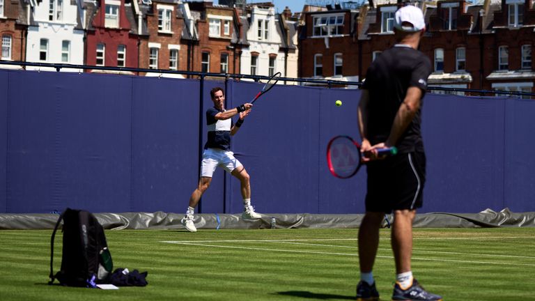 L'entraîneur actuel de Murray, Jamie Delgado, regarde l'Écossais à l'entraînement au Queen's Club