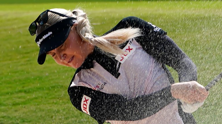 Charley Hull está seis tiros por detrás tras un errático 71