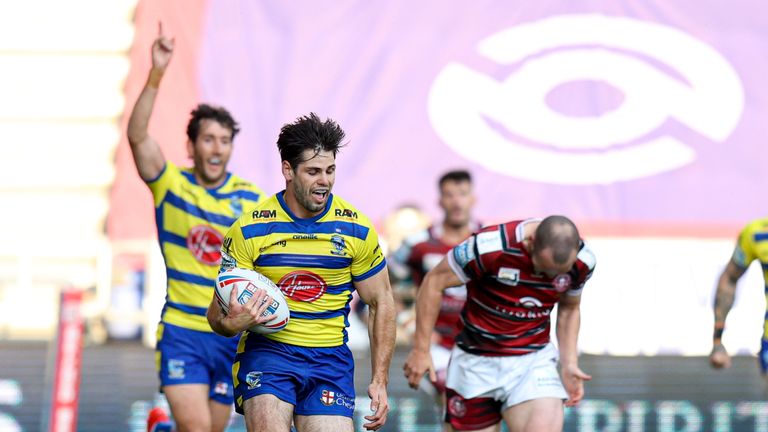 Wolves' Jake Mamo scoring the second try