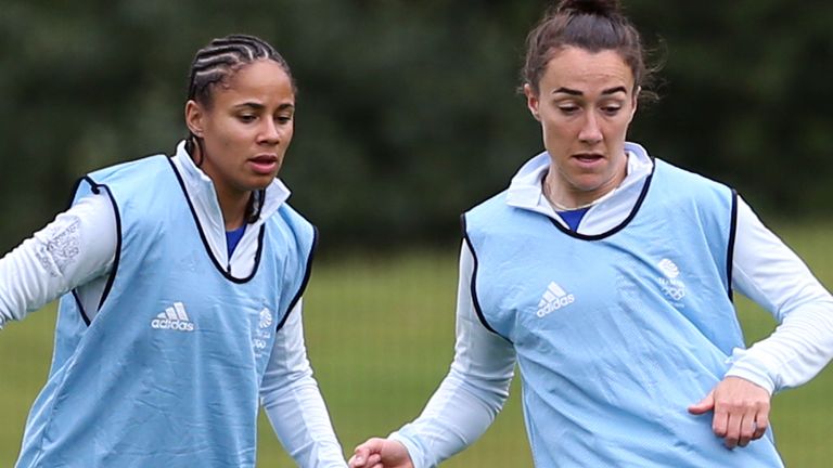 Lucy Bronze de l'équipe GB (à droite) et Demi Stokes lors d'une séance d'entraînement à l'Université de Loughborough