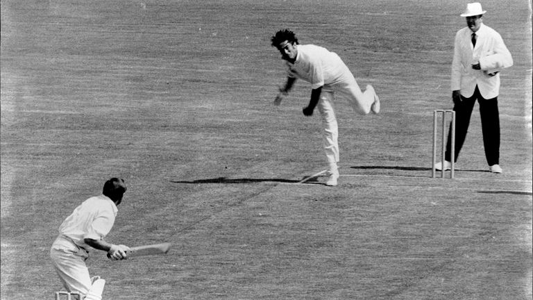 Dale Bowling gặp Illingworth trong ngày đầu tiên của cuộc kiểm tra Ashes năm 1971 tại SCG