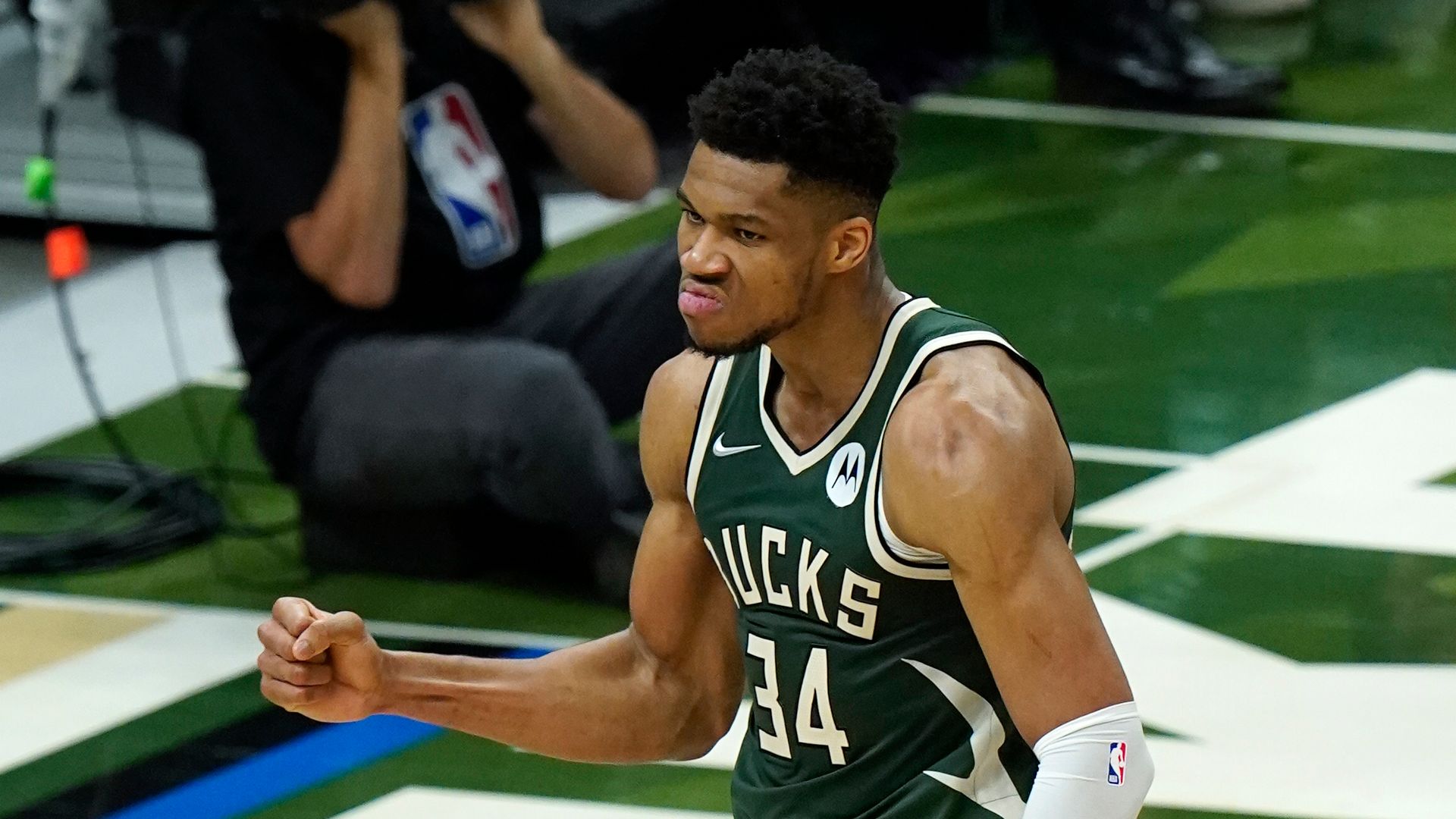 Giannis, Bucks stay alive in Game 3