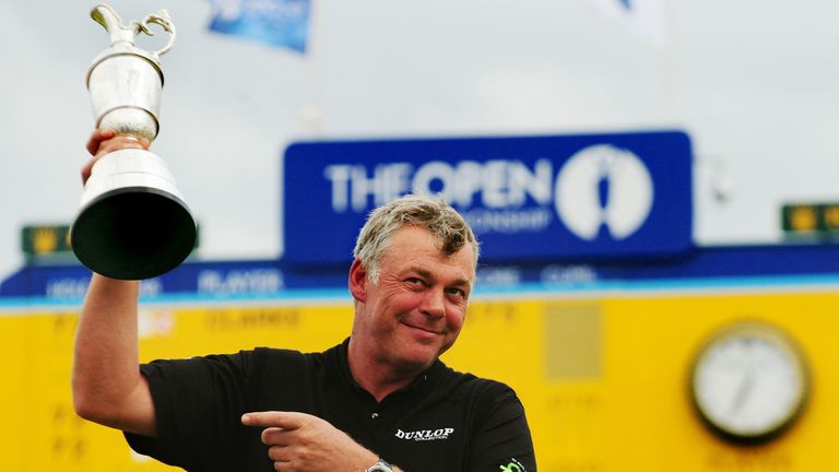 Darren Clark dengan Claret Jug setelah memenangkan The Open pada tahun 2011