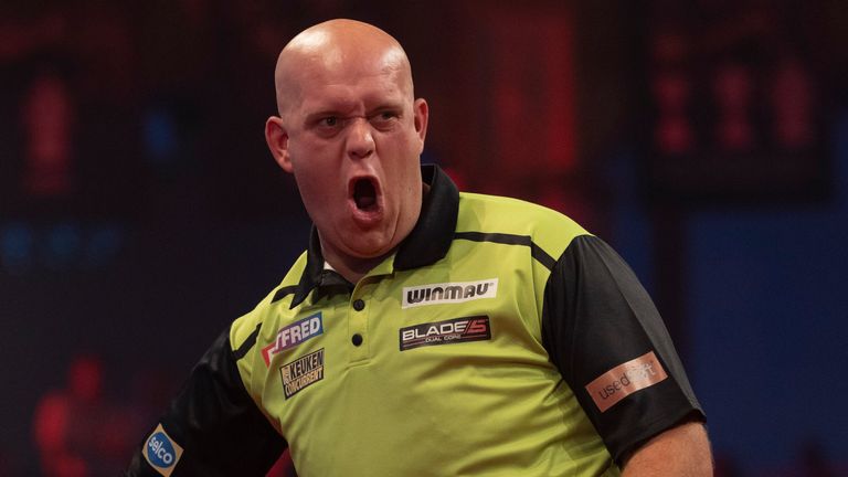 Michael van Gerwen s'est qualifié pour les demi-finales après un affrontement exténuant avec Nathan Aspinall (Image : Lawrence Lustig/PDC)