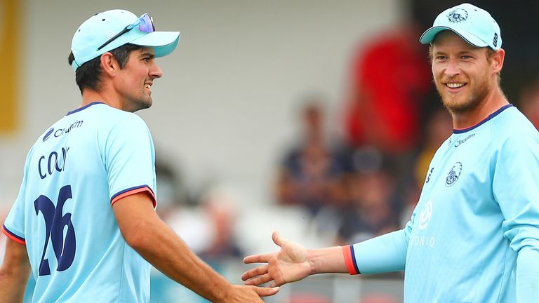 Alastair Cook (77) y Tom Westley (69) compartieron una posición de un siglo cuando Essex venció a Kent en la Copa de un día.