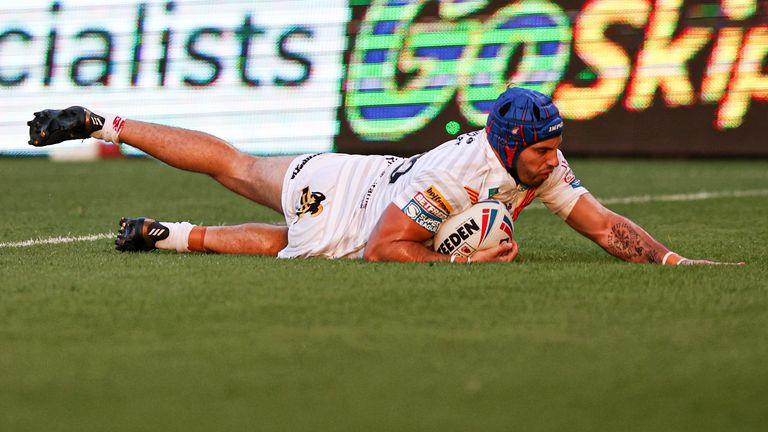 Benjamin Jullien scores his first try