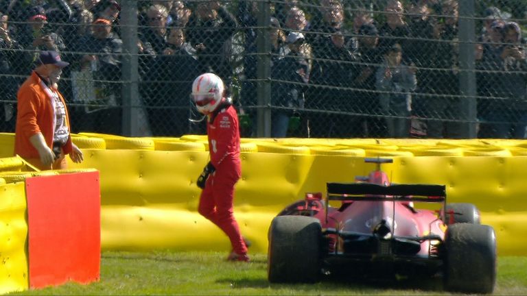 Fuerte colisión de Ferrari en las vallas, Charles Leclerc perdió la parte trasera a la salida de la curva 6 y se fue a las vallas al presionar los neumáticos blandos.