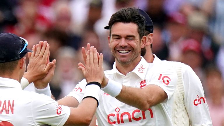James Anderson a terminé avec cinq points alors que l'Inde a été éliminée pour 364 lors de sa première manche à Lord's