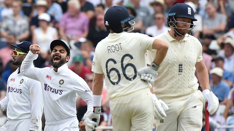 El capitán de India, Virat Kohli, celebra la destitución del inglés Johnny Bairstow