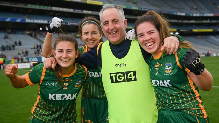 Eamonn Murray celebrates with Emma Troy, Niamh O'Sullivan and Shauna Ennis after the match