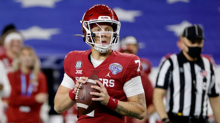 Spencer Rattler está entrando en su segunda temporada como titular con Lincoln Riley (AP)