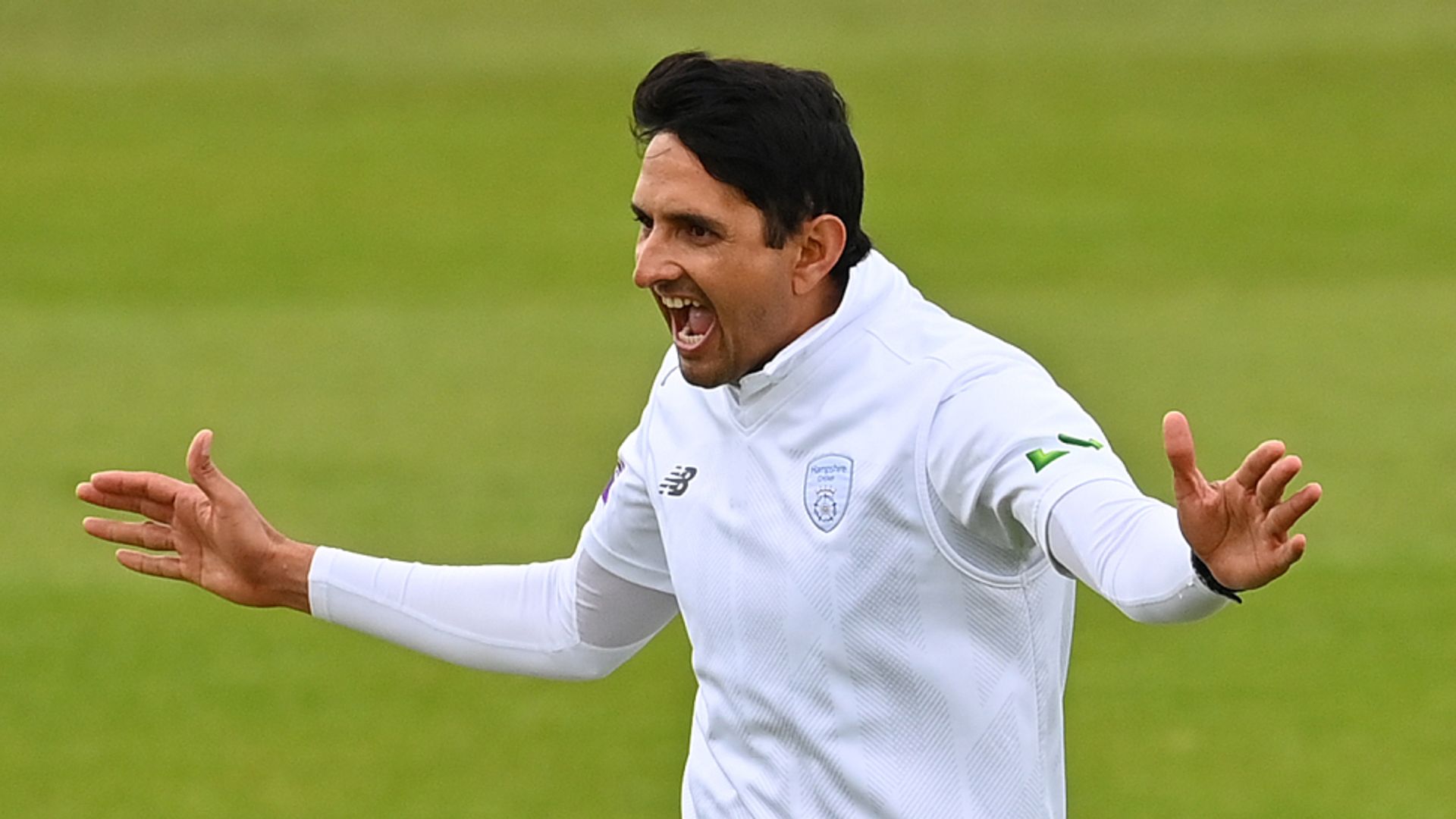 Hampshire, Notts boost title hopes