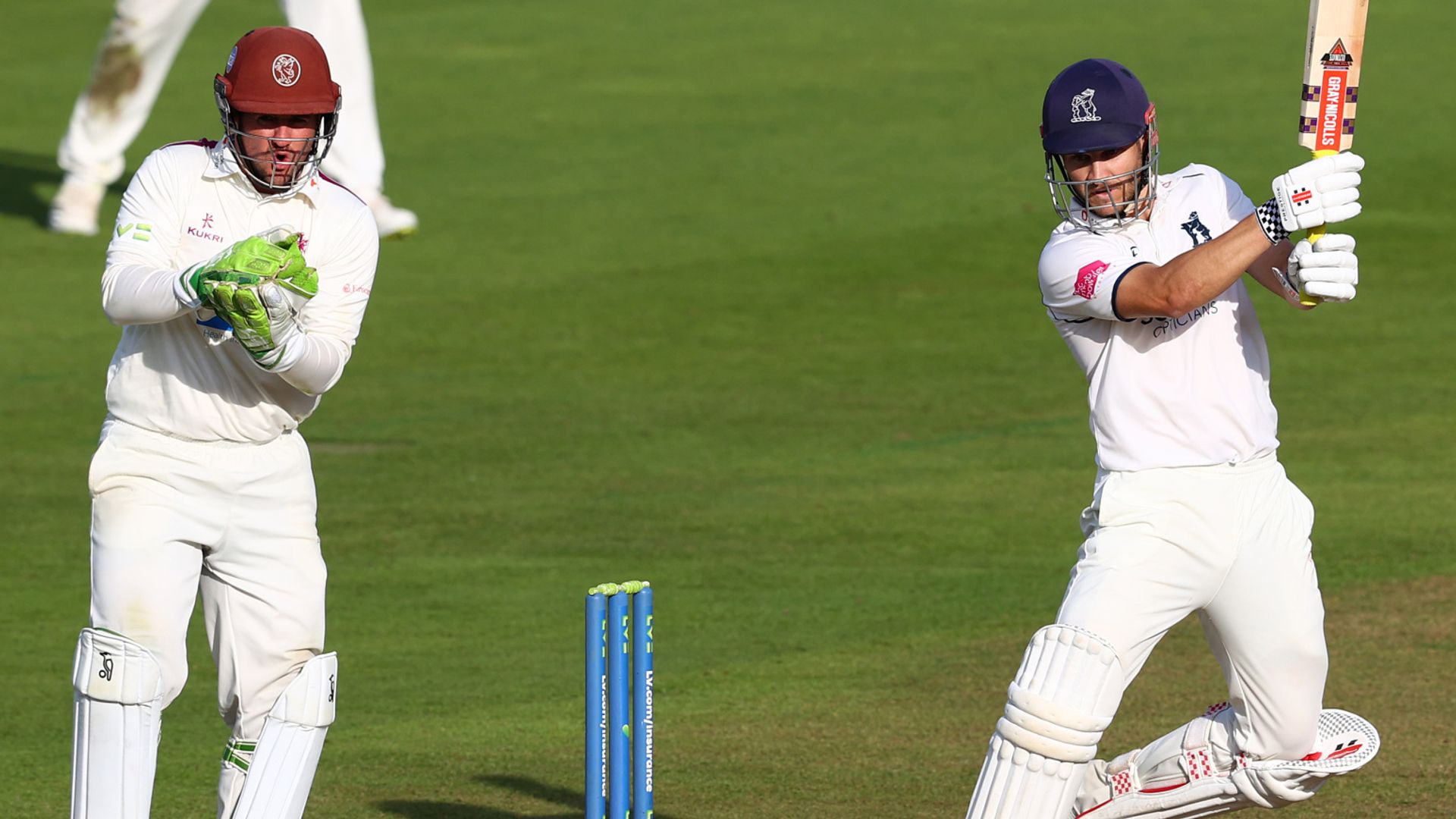 Lancashire stall Hampshire title charge, Warwickshire in hunt