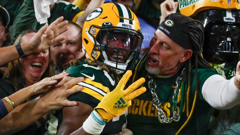 Aaron Jones des Green Bay Packers célèbre sa course de touché au cours de la seconde moitié (AP)