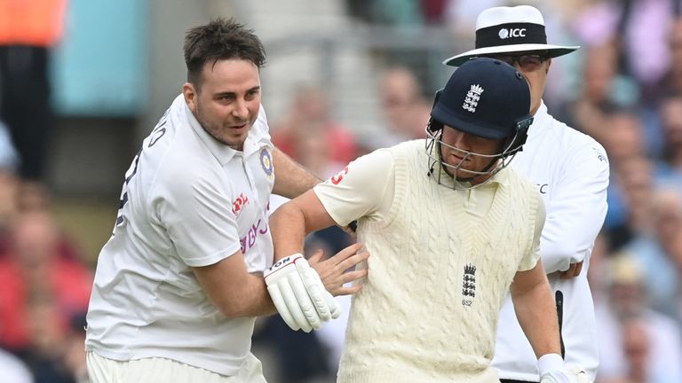 L'envahisseur de terrain Daniel Jarvis a heurté l'Anglais Jonny Bairstow le deuxième jour du quatrième test au Kia Oval