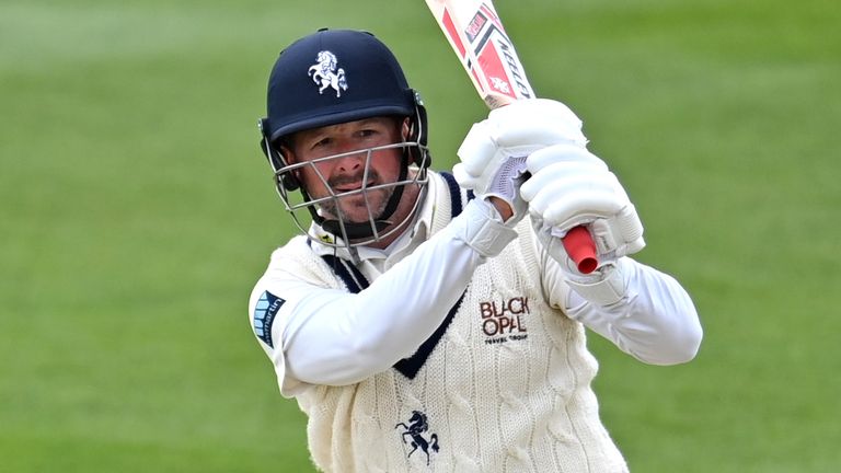 Darren Stevens continue de défier son âge alors qu'il a fracassé une centaine de tirs rapides pour Kent le troisième jour contre Leicestershire