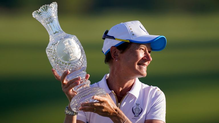 La capitana de Europa, Catriona Matthew, sostiene el trofeo de la Copa Solheim