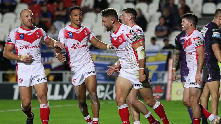 Tommy Makinson celebrates his first half try as Saints dominated 