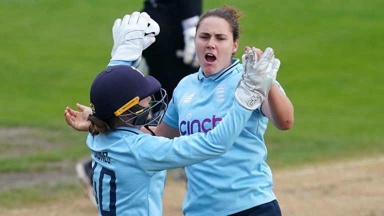 Sciver won three wickets in 71 wins