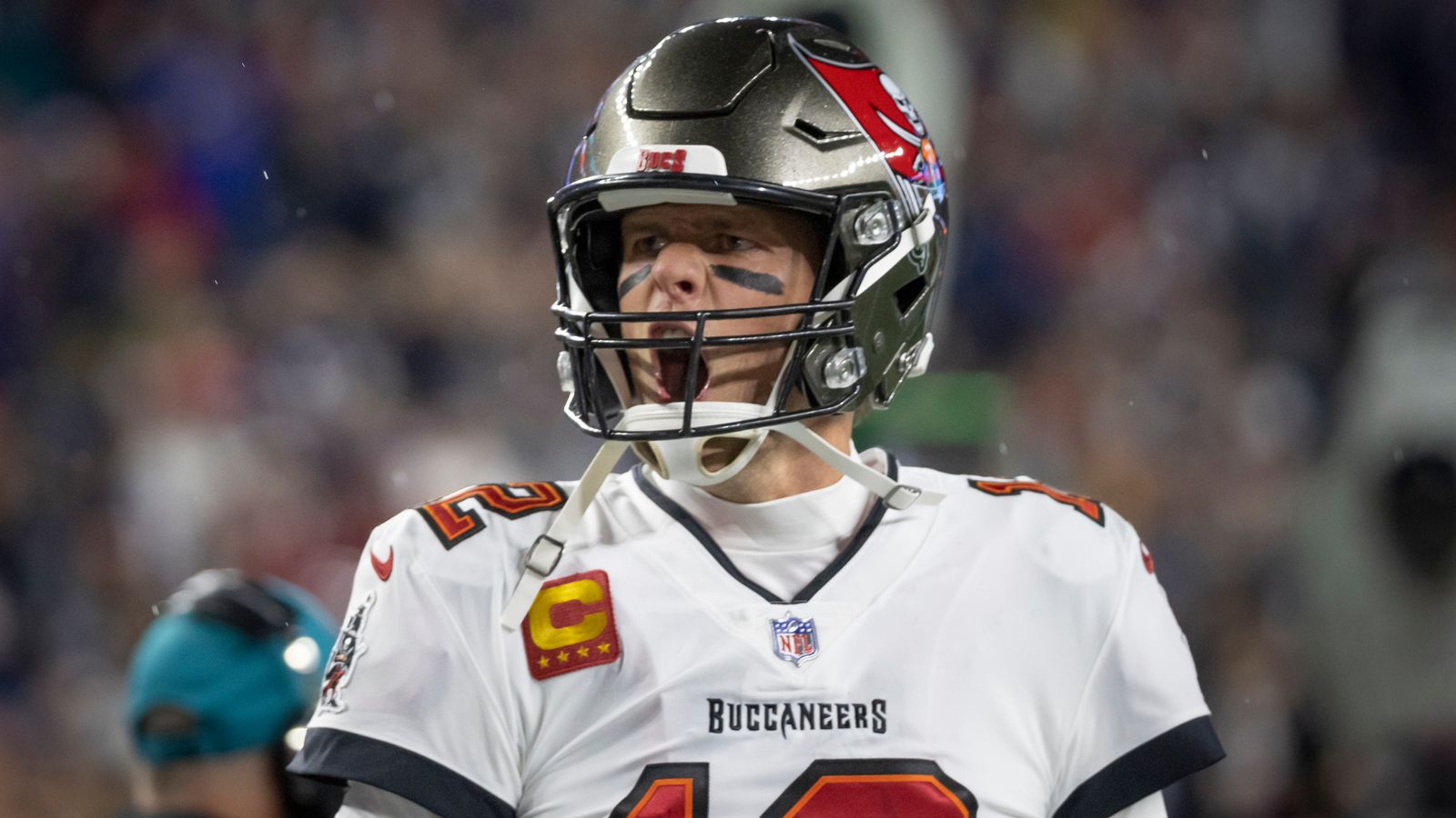 Bucs' Brady breaks own NFL mark for completions in a season