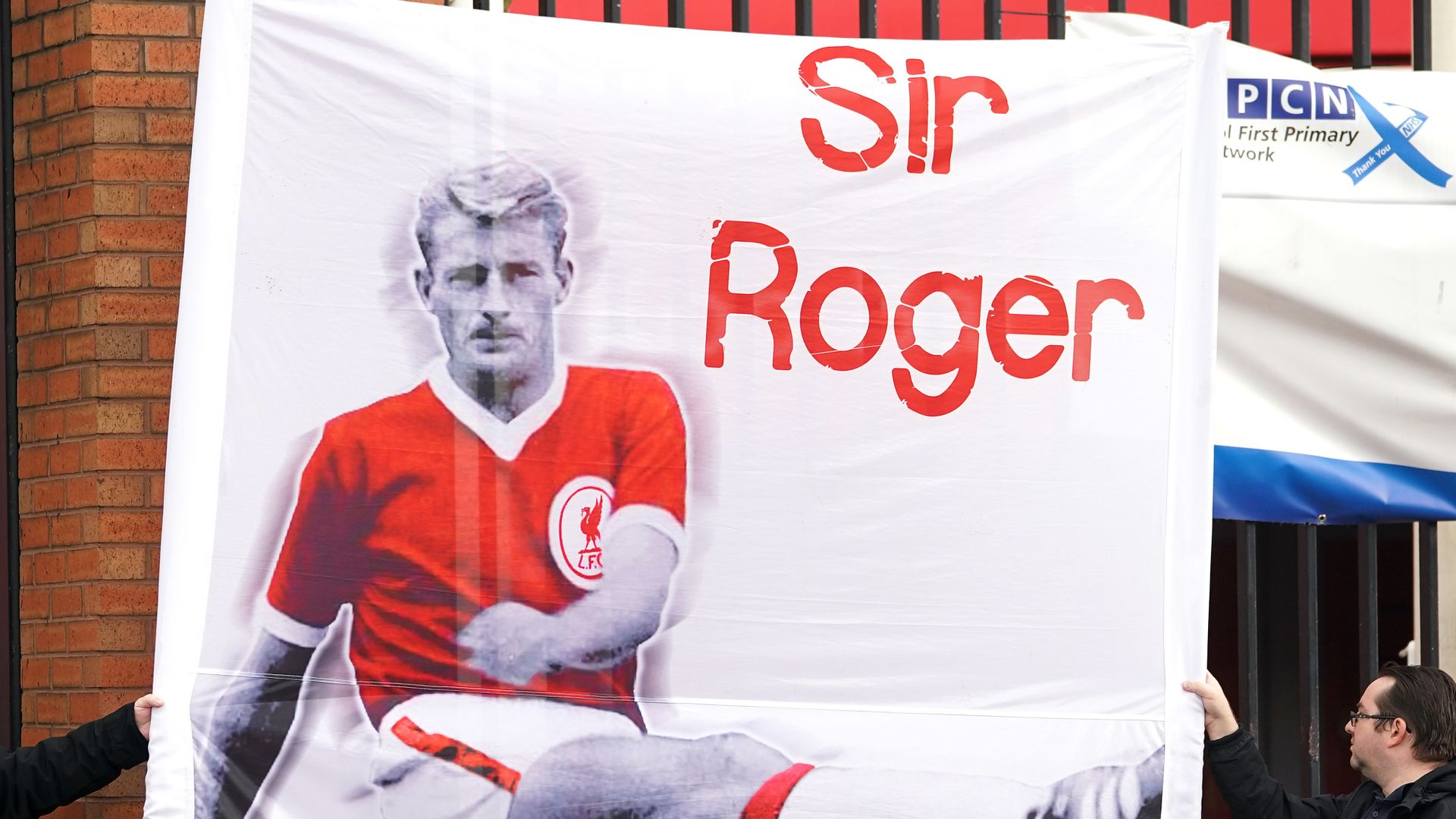 Hurst, Keegan pay tribute at Roger Hunt's funeral
