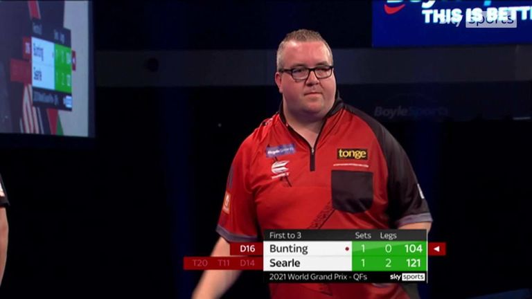 Stephen Bunting a réussi un retrait crucial de 104 pour rester dans le match contre Ryan Searle.