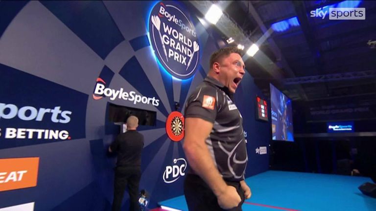 Gerwyn Price a réussi un bon 104 pour remporter deux sets contre Dave Chisnall en quart de finale du Grand Prix.