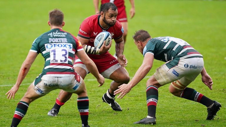 Saracens' Billy Vunipola prepares for the tackle of Leicester's Hanro Liebenberg