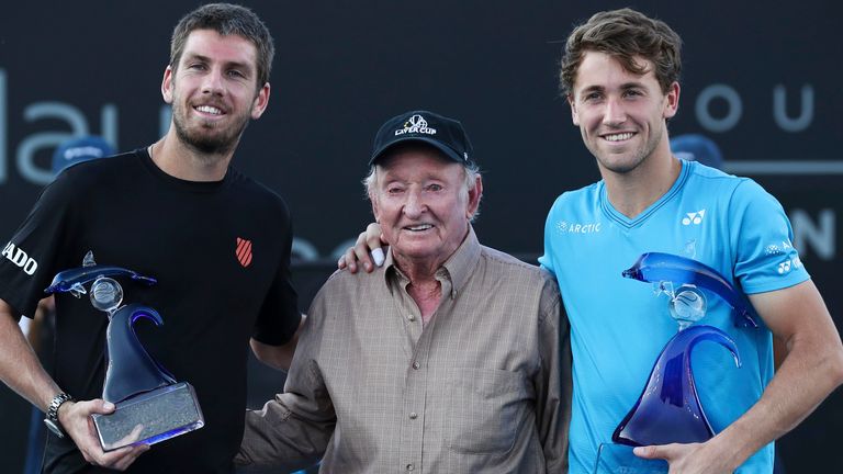 Il grande Rod Laffer di tutti i tempi ha consegnato il trofeo a Casper Rudd dopo aver sconfitto il britannico Cameron Norrie nella finale di San Diego.