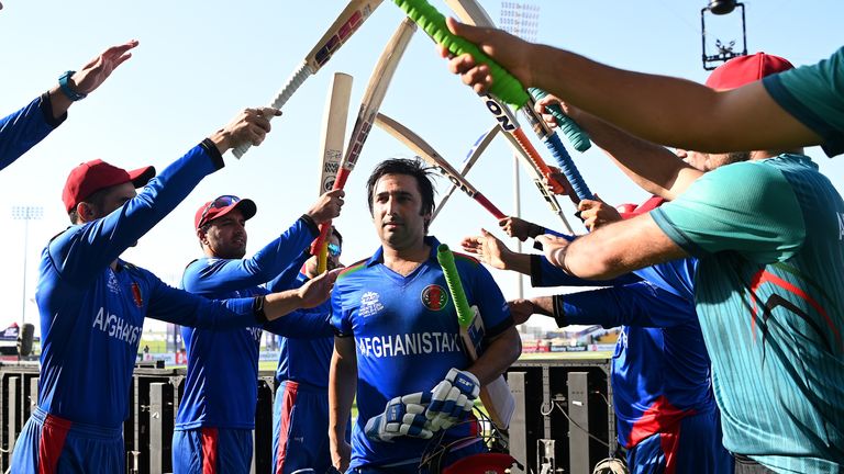 Asghar Afghan a reçu une haie d'honneur de ses coéquipiers afghans après ses dernières manches internationales