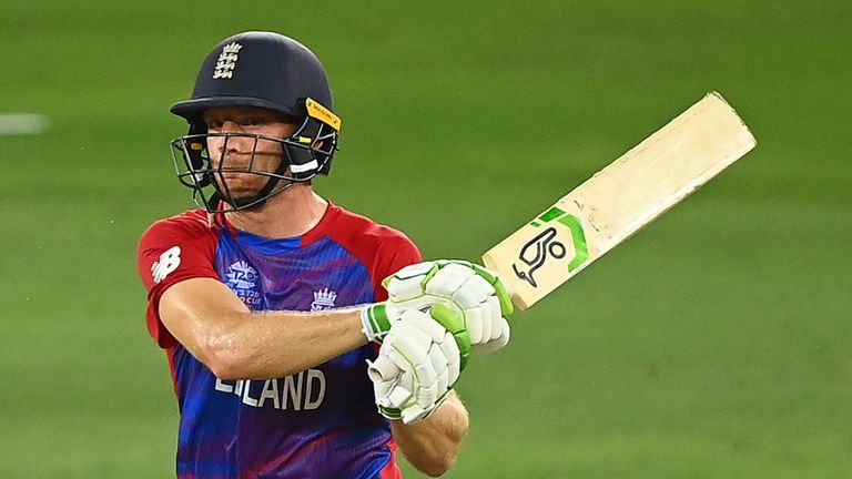 Buttler a passé 300 six en carrière au cricket T20 alors qu'il en frappait cinq contre l'Australie samedi soir