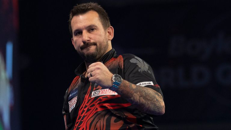 Hearn a apprécié de voir le plâtrier Jonny Clayton saisir son opportunité.  Le Gallois a déjà remporté les finales Masters, Premier League, World Grand Prix et World Series of Darts cette année.