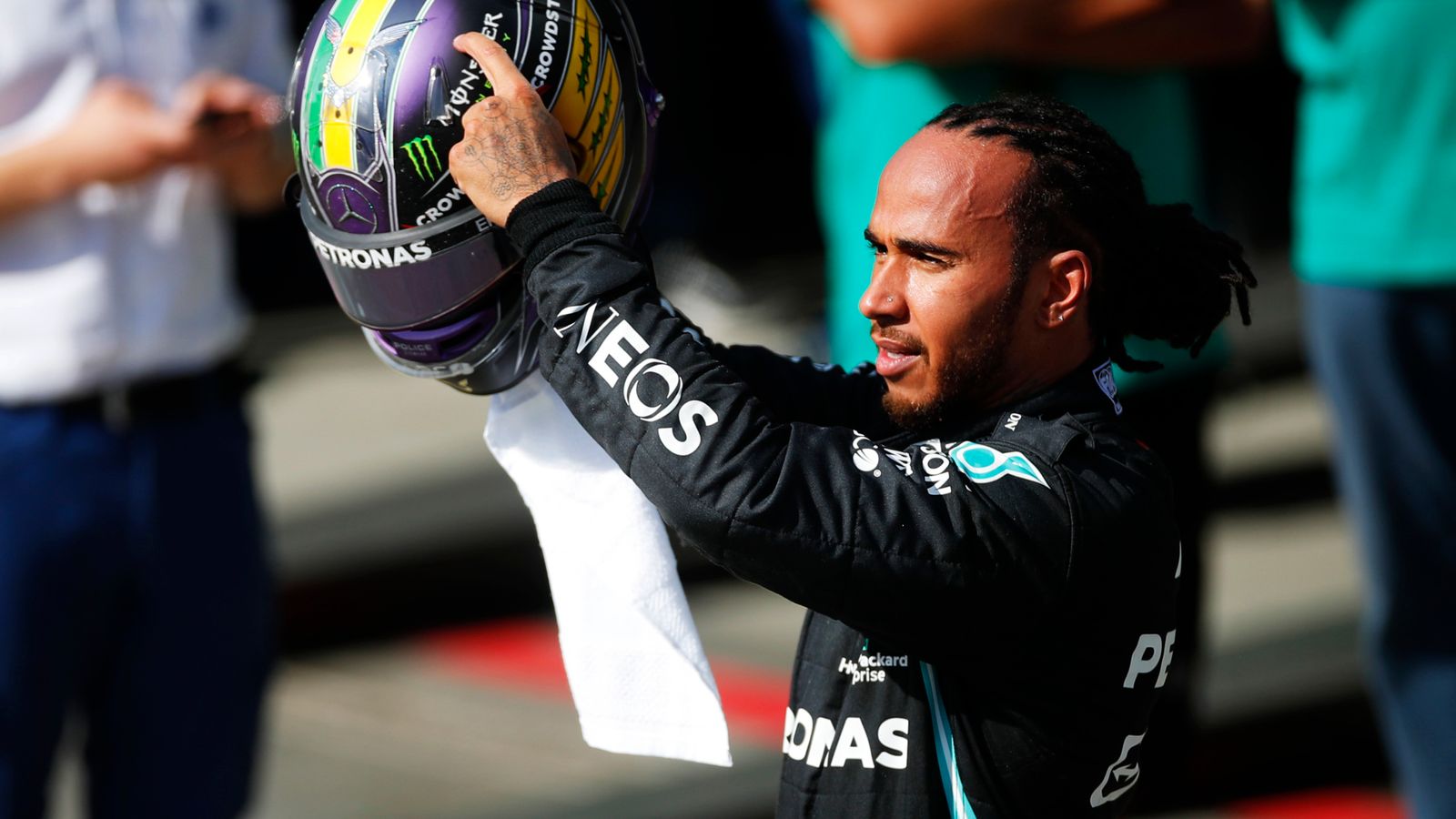 Sao Paulo Gp Lewis Hamilton Overtakes Max Verstappen For Win To Cut