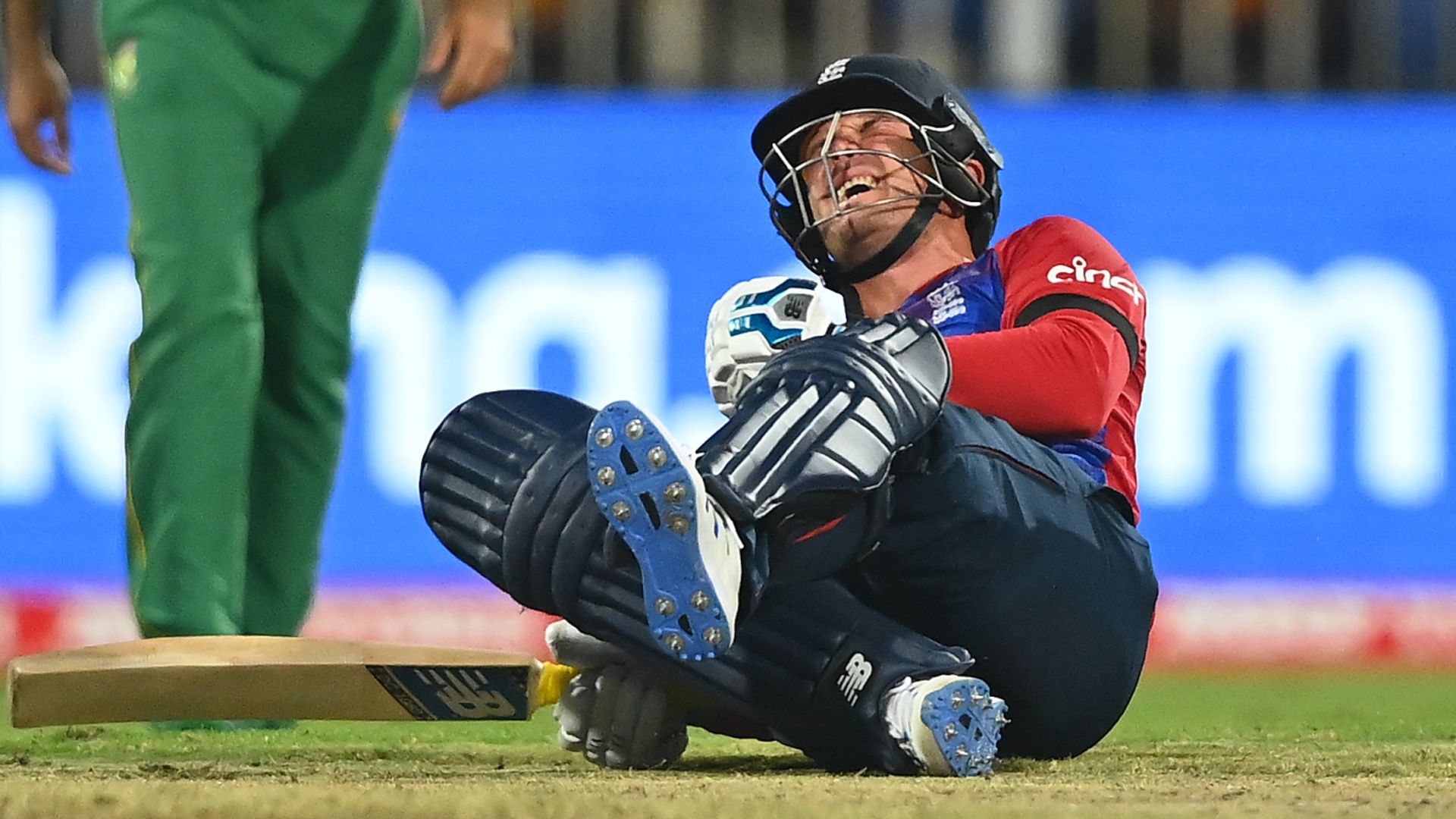 Roy injured and England two down chasing 190 vs SA LIVE!