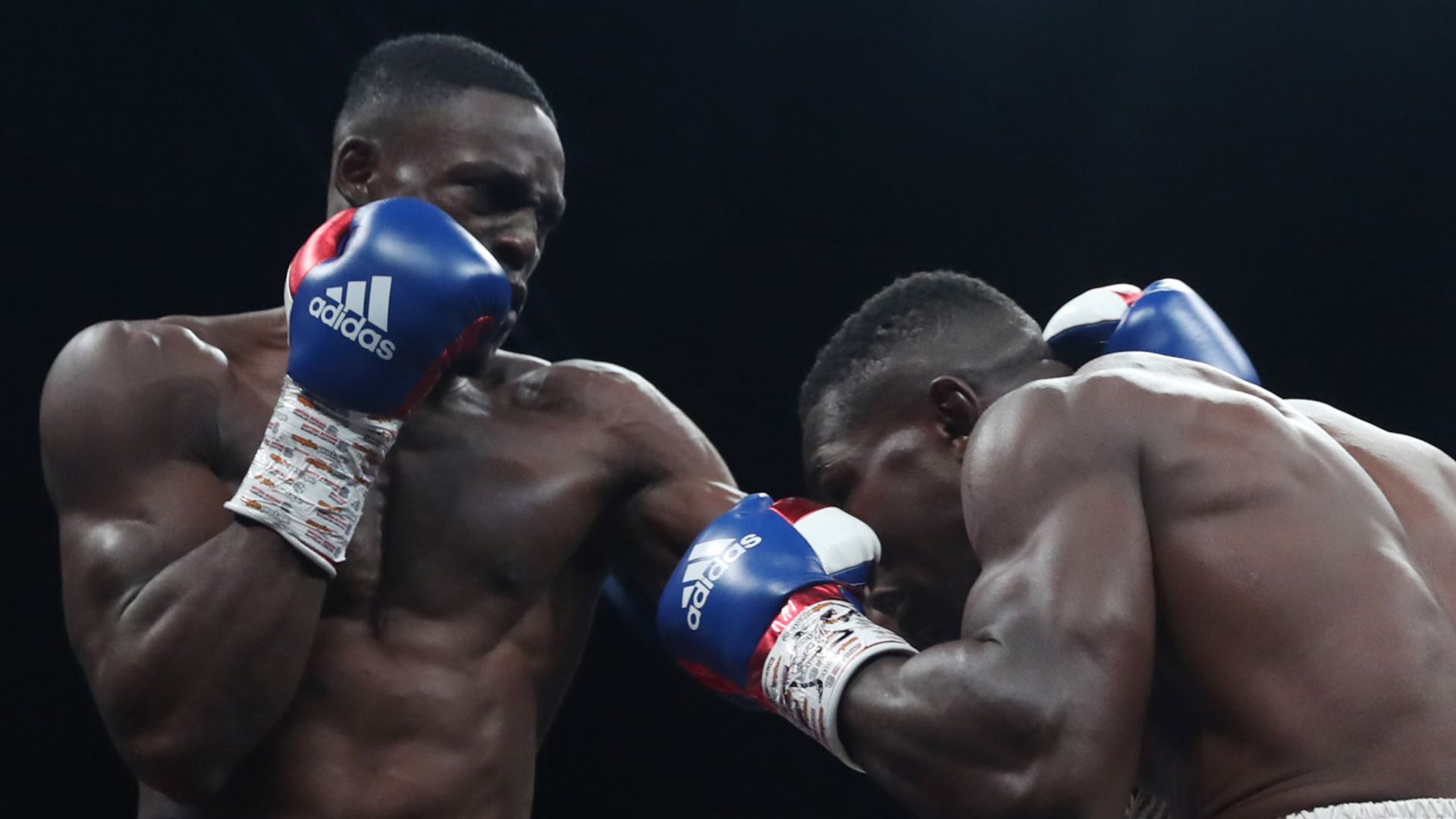Richard Riakporhe storms past Olanrewaju Durodola in a statement KO victory to set up WBC cruiserweight title chance |  Boxing News