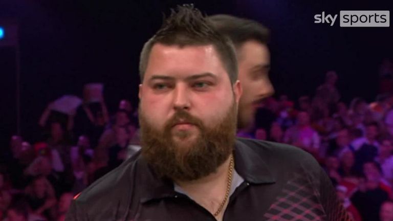 Smith estuvo tan cerca de conseguir un NINE-DARTER durante su victoria sobre Cullen