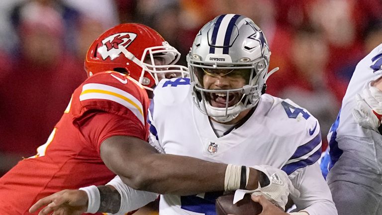 Le quart-arrière des Cowboys de Dallas Dak Prescott est limogé par le plaqueur défensif des Chiefs de Kansas City Chris Jones