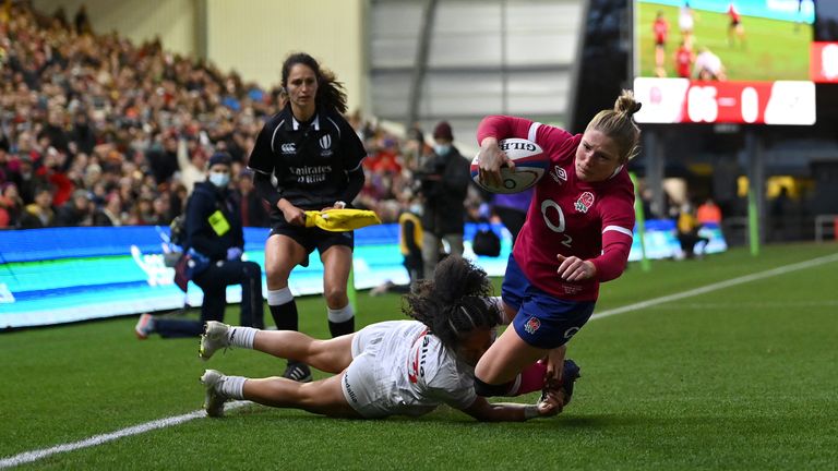 Lydia Thompson scores another try for the red Roses