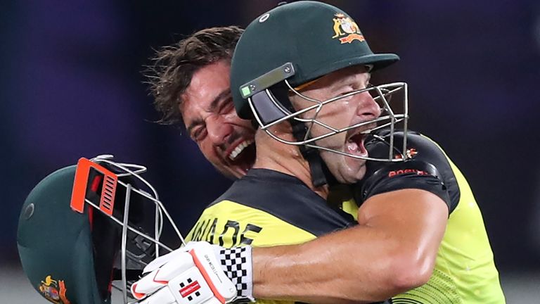 Les Australiens Marcus Stoinis et Matthew Wade célèbrent une victoire de cinq guichets contre le Pakistan en demi-finale de la Coupe du monde T20