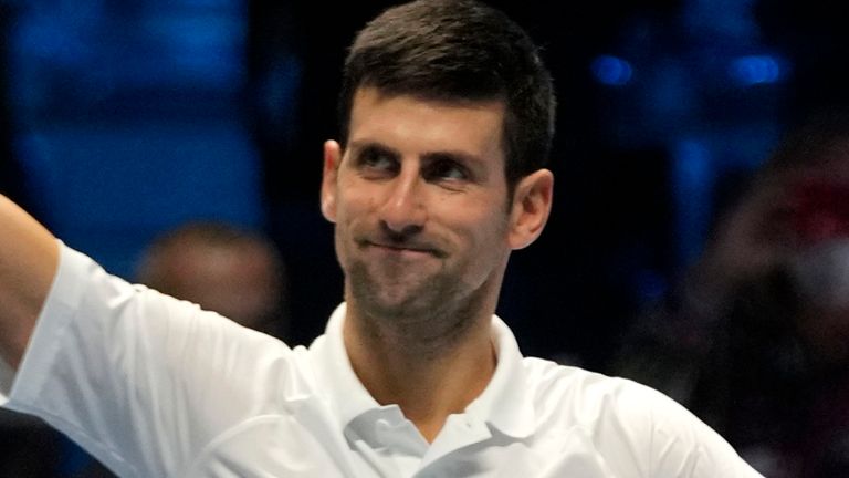 Novak Djokovic célèbre après avoir battu le Norvégien Casper Ruud lors de la finale de l'ATP à Turin