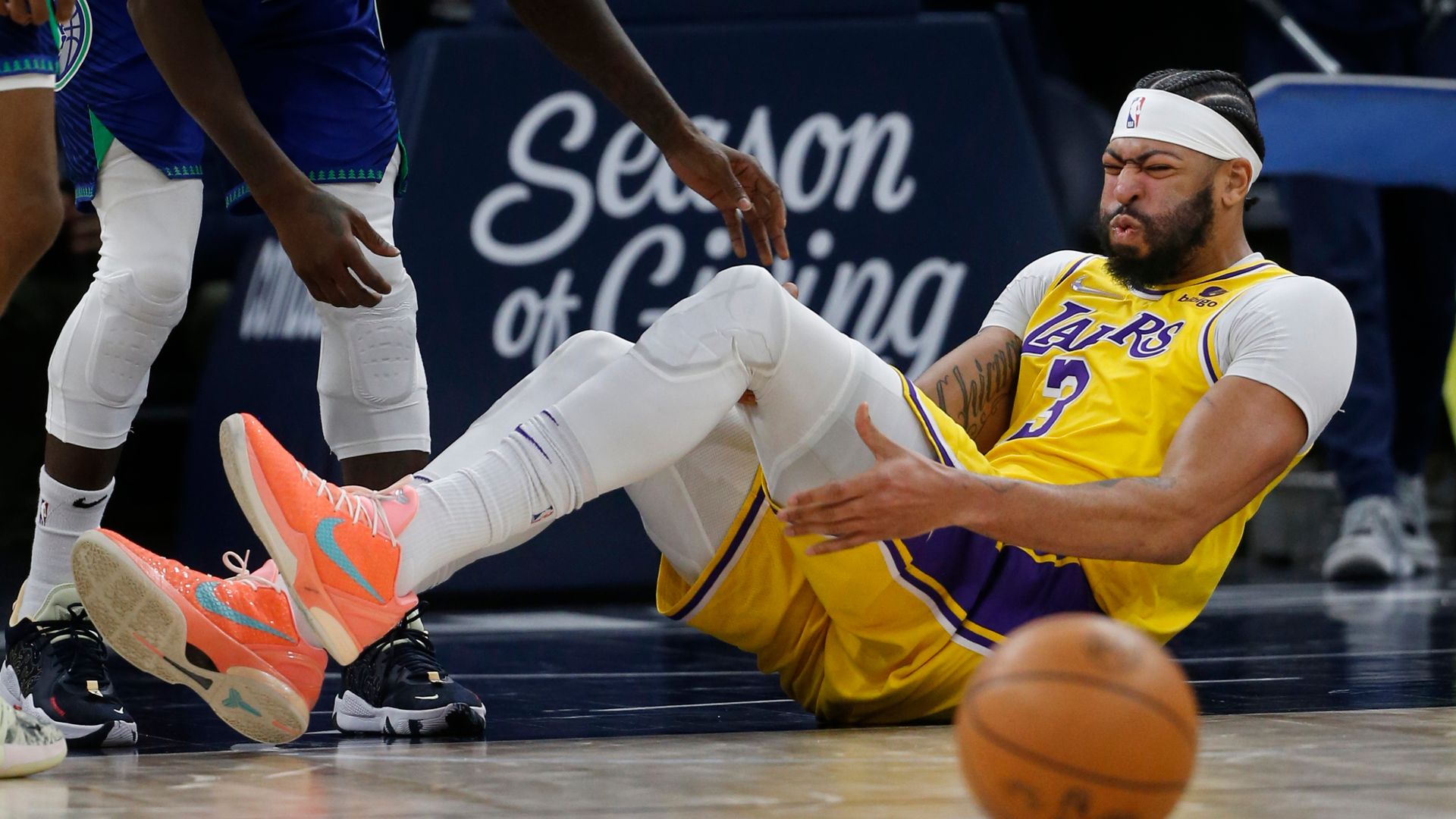 Davis suffers two separate injuries; leaves Lakers game vs Timberwolves