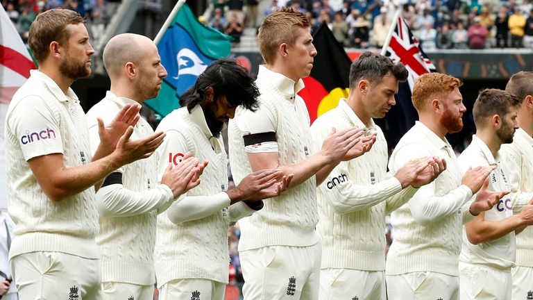 Der dritte Test von Ashes wird fortgesetzt, nachdem England nach der Covid-Angst zu MCG freigegeben hat