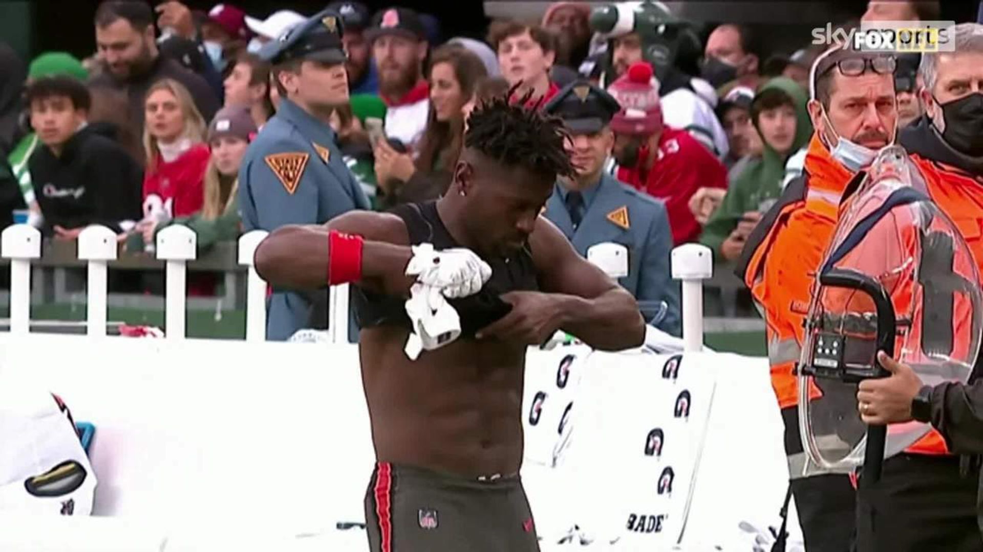 Brown takes off jersey and leaves field during game