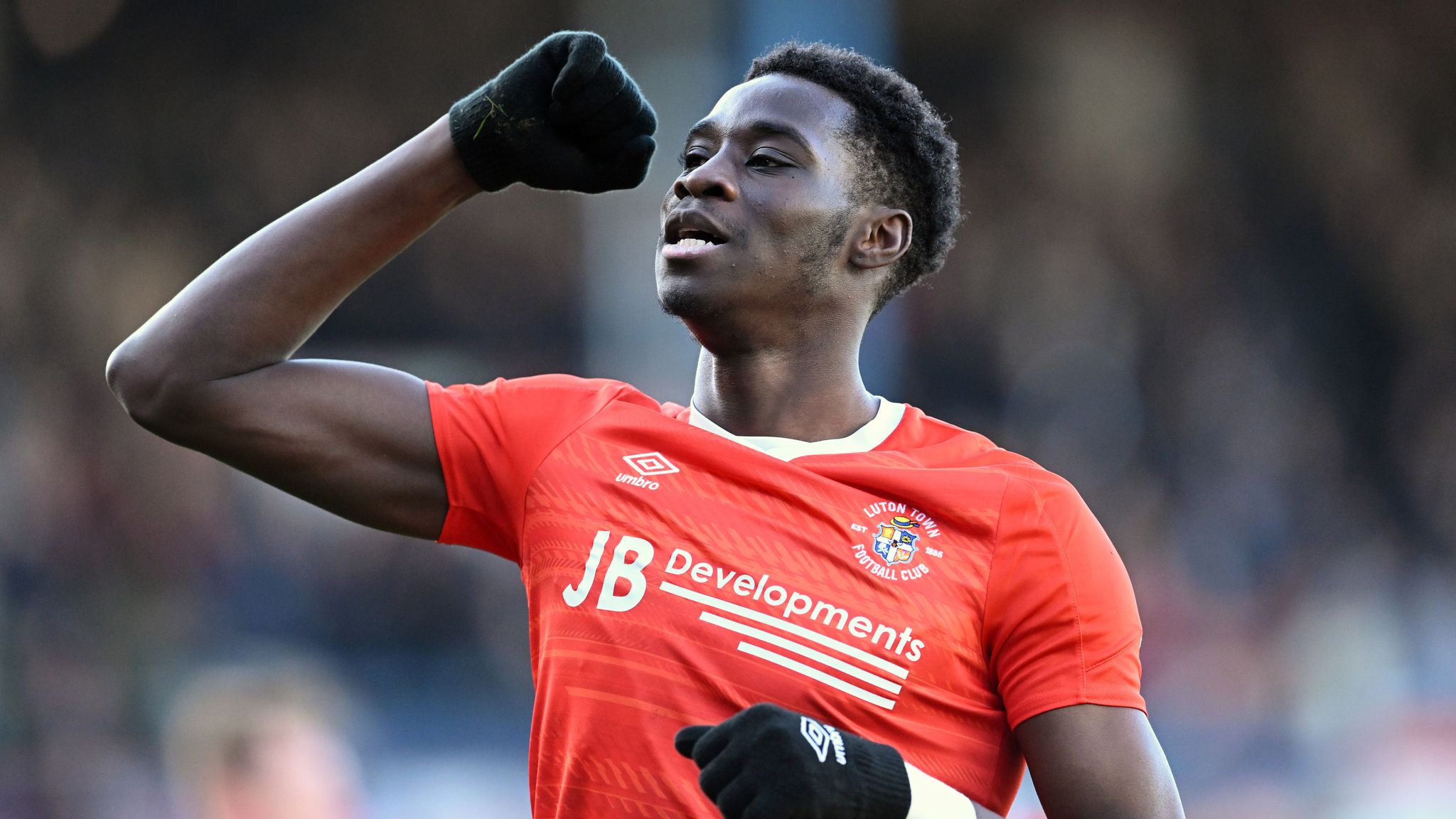 Elijah Ado. Há um avançado de nome complicado que tem tido tiro  certeiro no discreto Luton Town