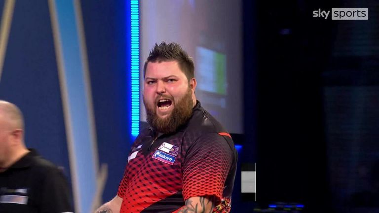 Michael Smith edged out defending champion Gerwyn Price 5-4 to reach the last four at the World Darts Championship.