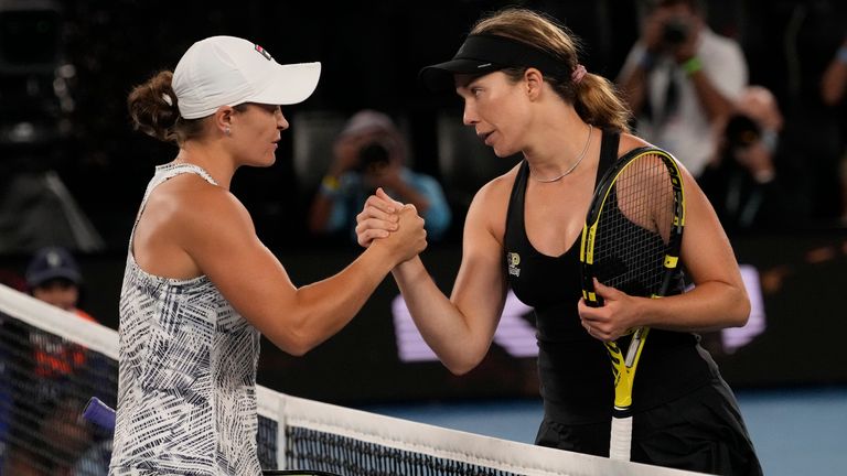 Collins felicita a Barty (izquierda) por su victoria