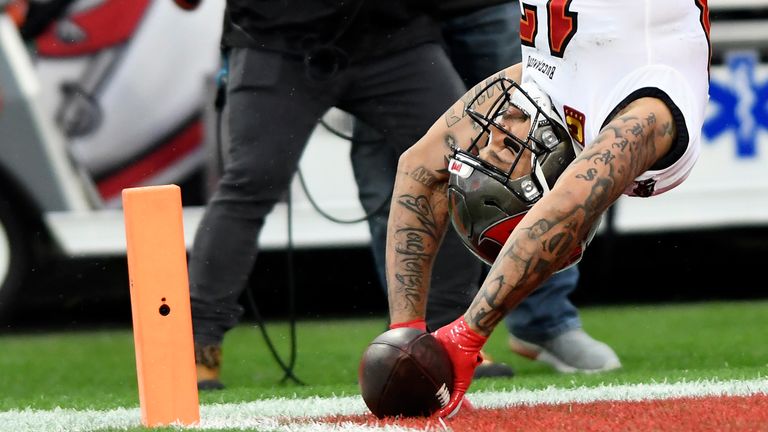 Mike Evans somersaults into the end zone