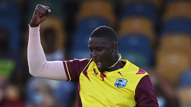 Jason Holder a pris 4-7 alors que l'Angleterre a été battue pour 103 à la Barbade