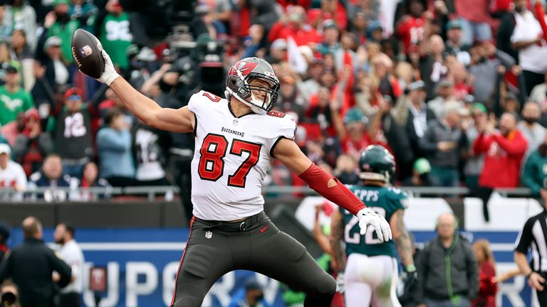 Rob Gronkowski is left open in the end zone to score for the Buccaneers